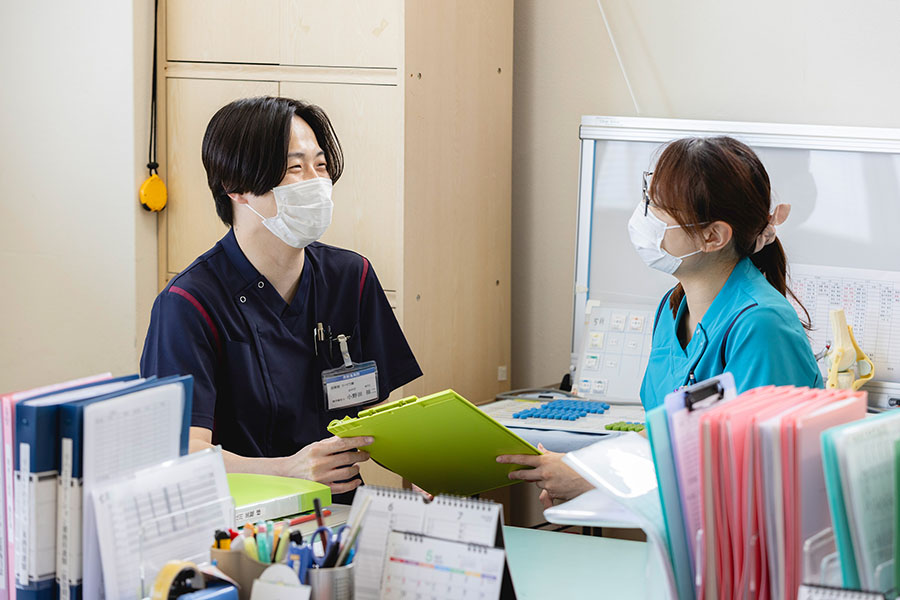 スタッフが2人で話している様子