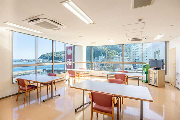 海と山が見える食堂・談話室