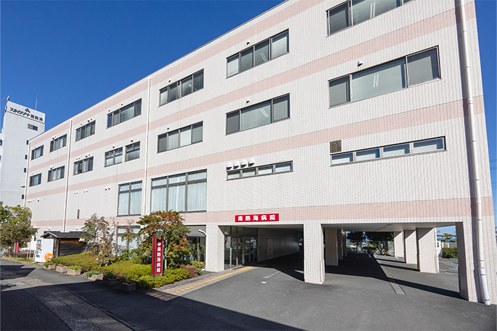山側から見た病院外観