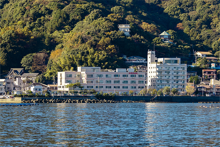 海から見た病院全景