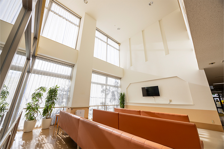 吹き抜けのある明るい外来待合室
